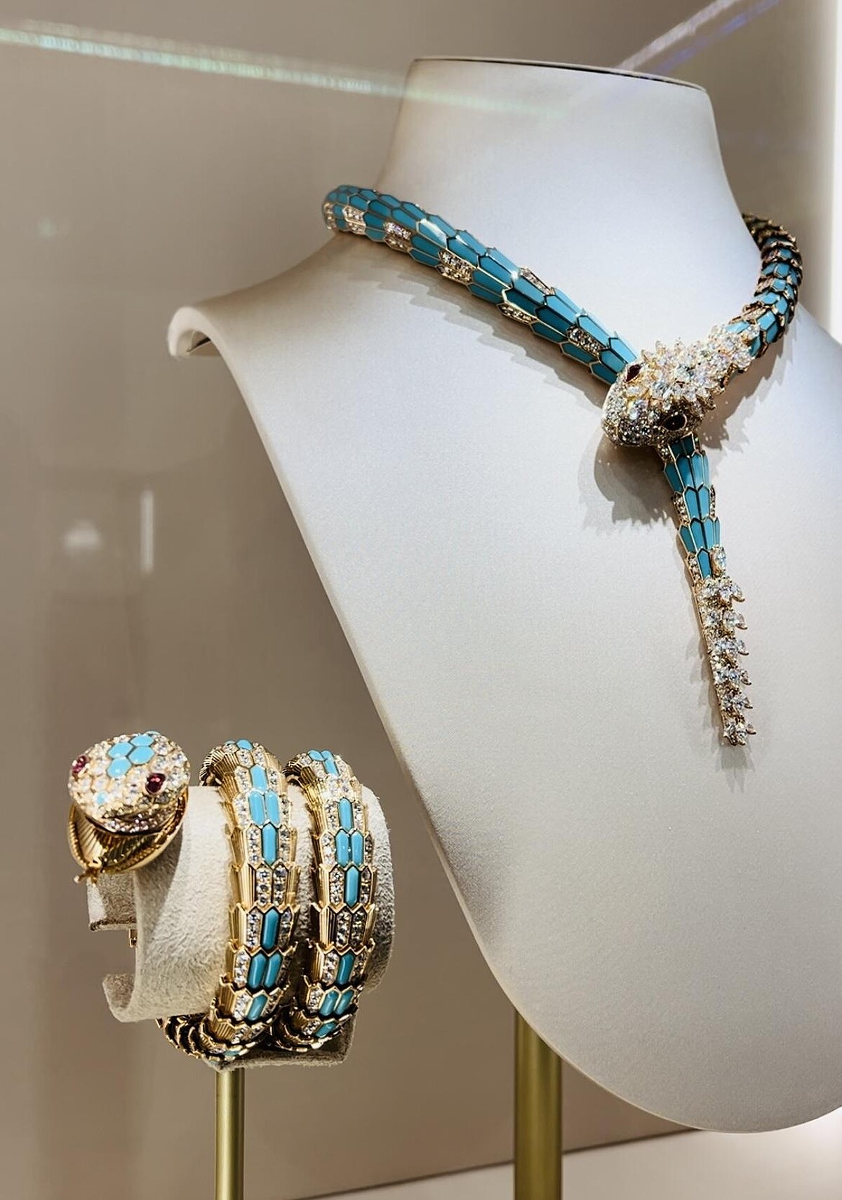 BVLGARI Serpenti古董典藏系列腕錶與BVLGARI Serpenti Heritage Turquoise典藏頂級綠松石項鍊。