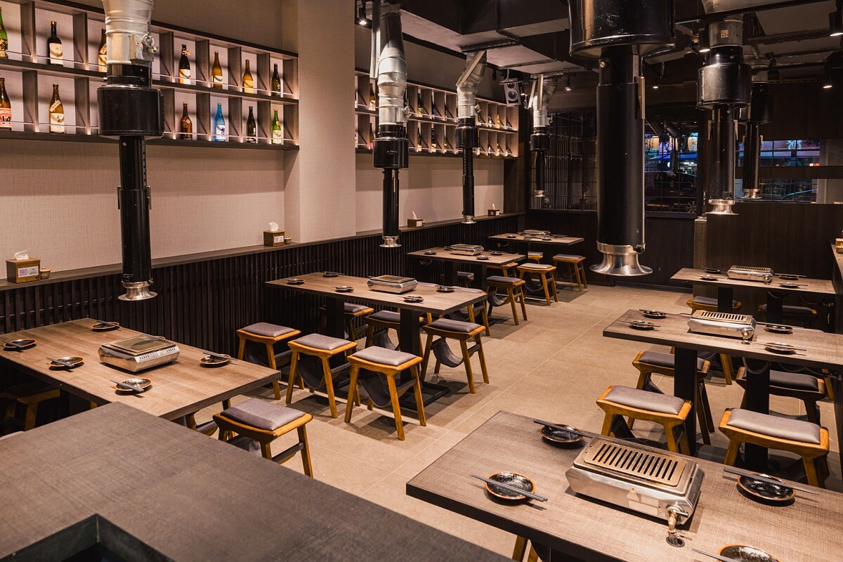 室內空間營造出輕鬆的居酒屋氛圍。