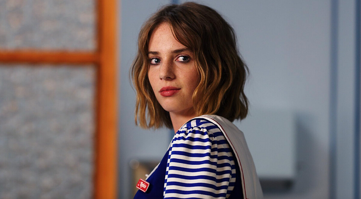 《怪奇物語》中飾演羅蘋。