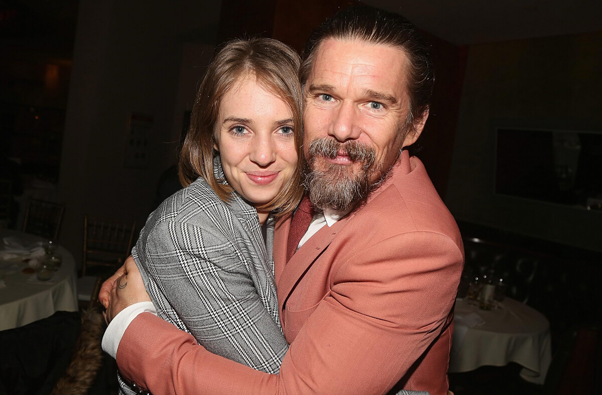 父親為伊森霍克。