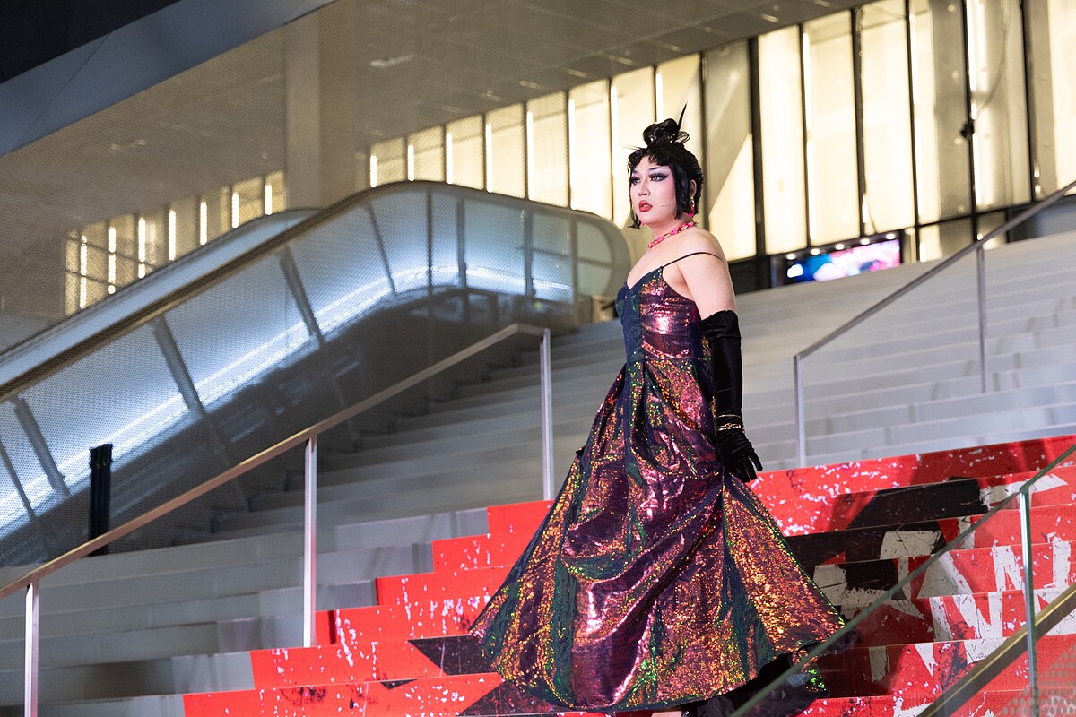 亞宇宙的變裝皇后表演