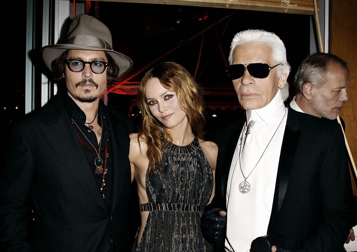 父親為強尼戴普，母親為時尚超模凡妮莎帕拉迪絲。