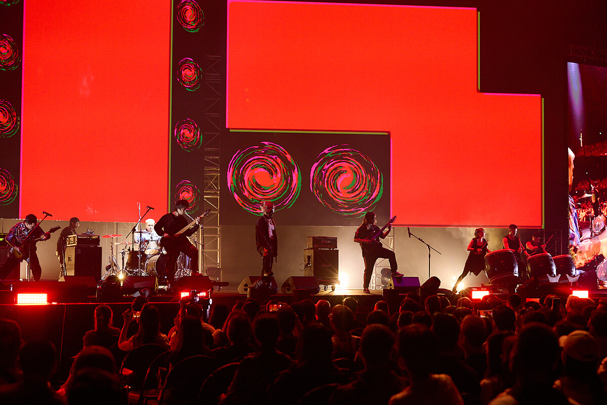 血肉果汁機演出結合太鼓藝術團體「極鼓擊」登場