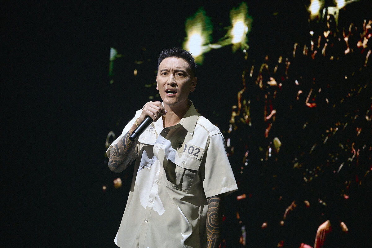 王陽明大聲怒吼嗆觀眾：「欸！去哪？我說結束才結束！都給我坐下！」