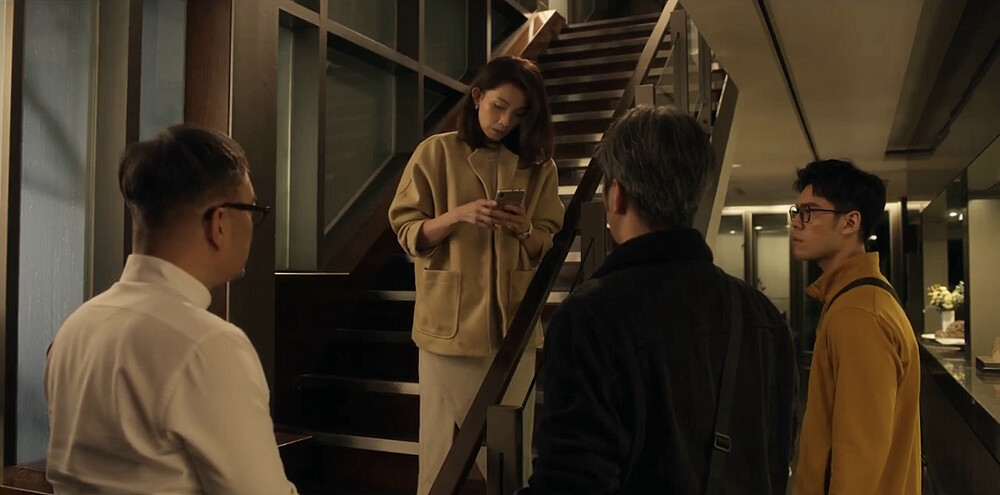 如芳展示歹徒訊息給鐵牛與小陳刑警看。