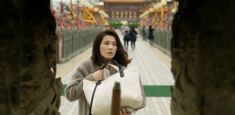 歹徒要求虔誠的基督徒如芳拿著贖金向玄天上帝拜拜。