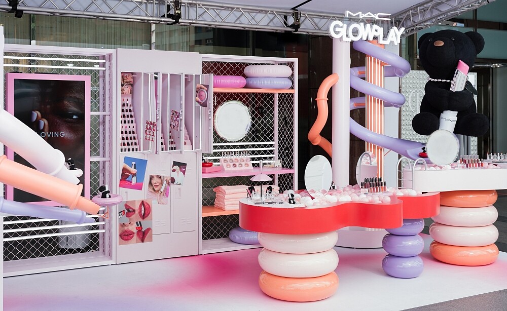 M&middot;A&middot;C QQ水樂園粉嫩夢幻造景X大型抱抱熊Q寶X軟萌超漾光肌妝容體驗全台巡迴中。