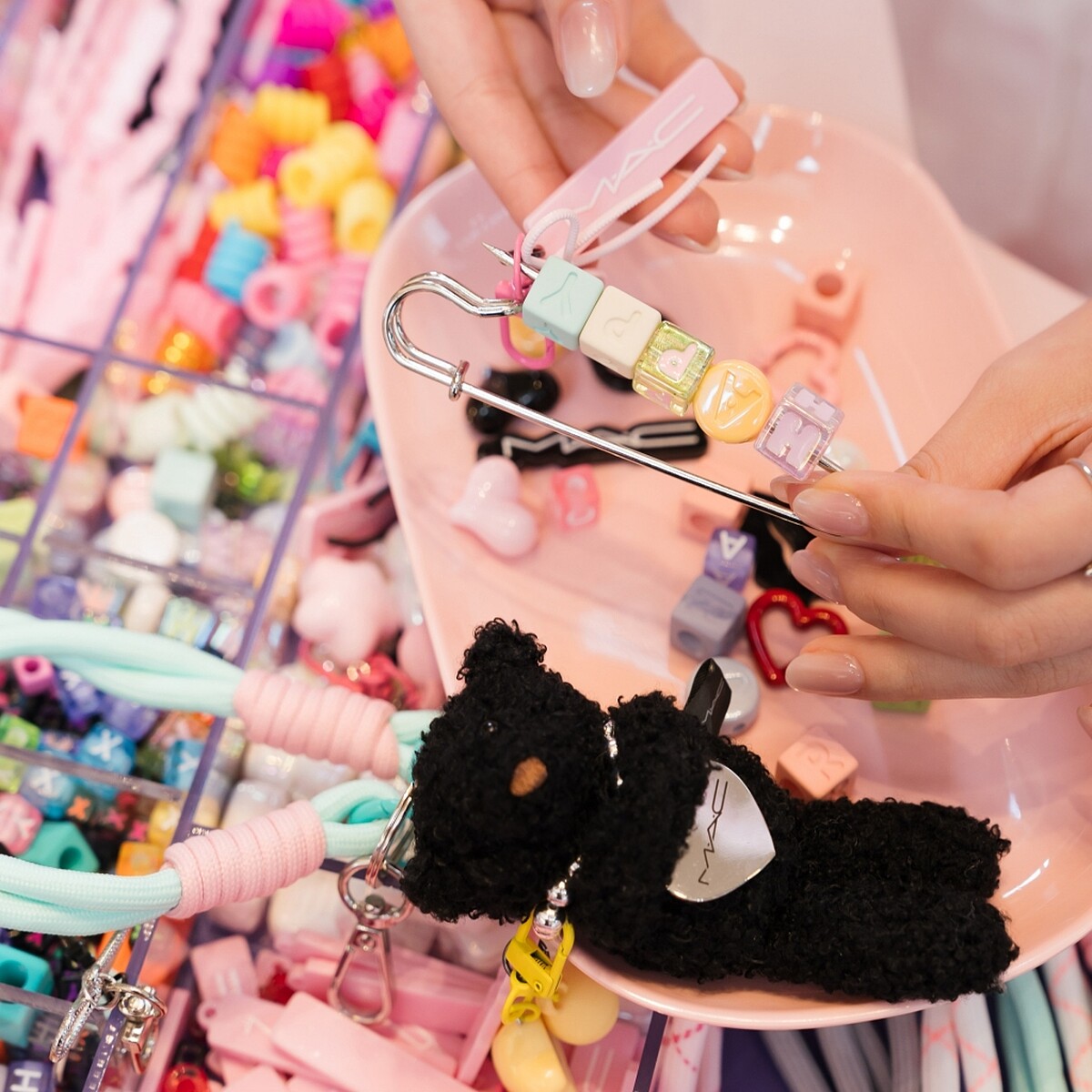 M&middot;A&middot;C抱抱熊Q寶DIY韓風串飾，消費滿NT3,000就能體驗，限定專場巡迴中。