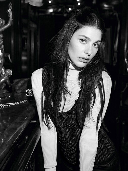 香奈兒 2024/25 秋冬前導系列形象黑白廣告,由知名攝影師卡里姆.薩德利(Karim Sadli)掌鏡。