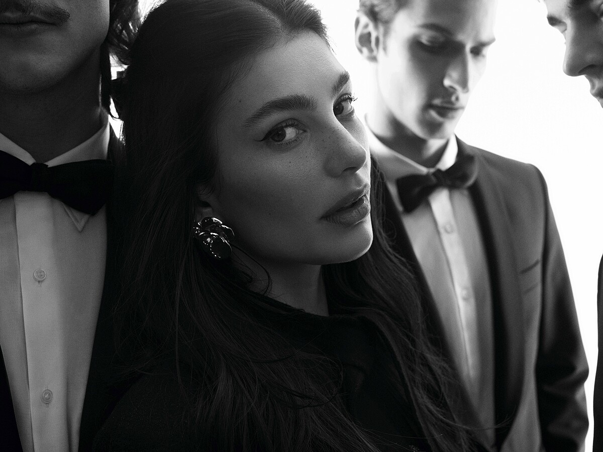 香奈兒 2024/25 秋冬前導系列形象黑白廣告,由知名攝影師卡里姆.薩德利(Karim Sadli)掌鏡,展現女人的自信與從容。