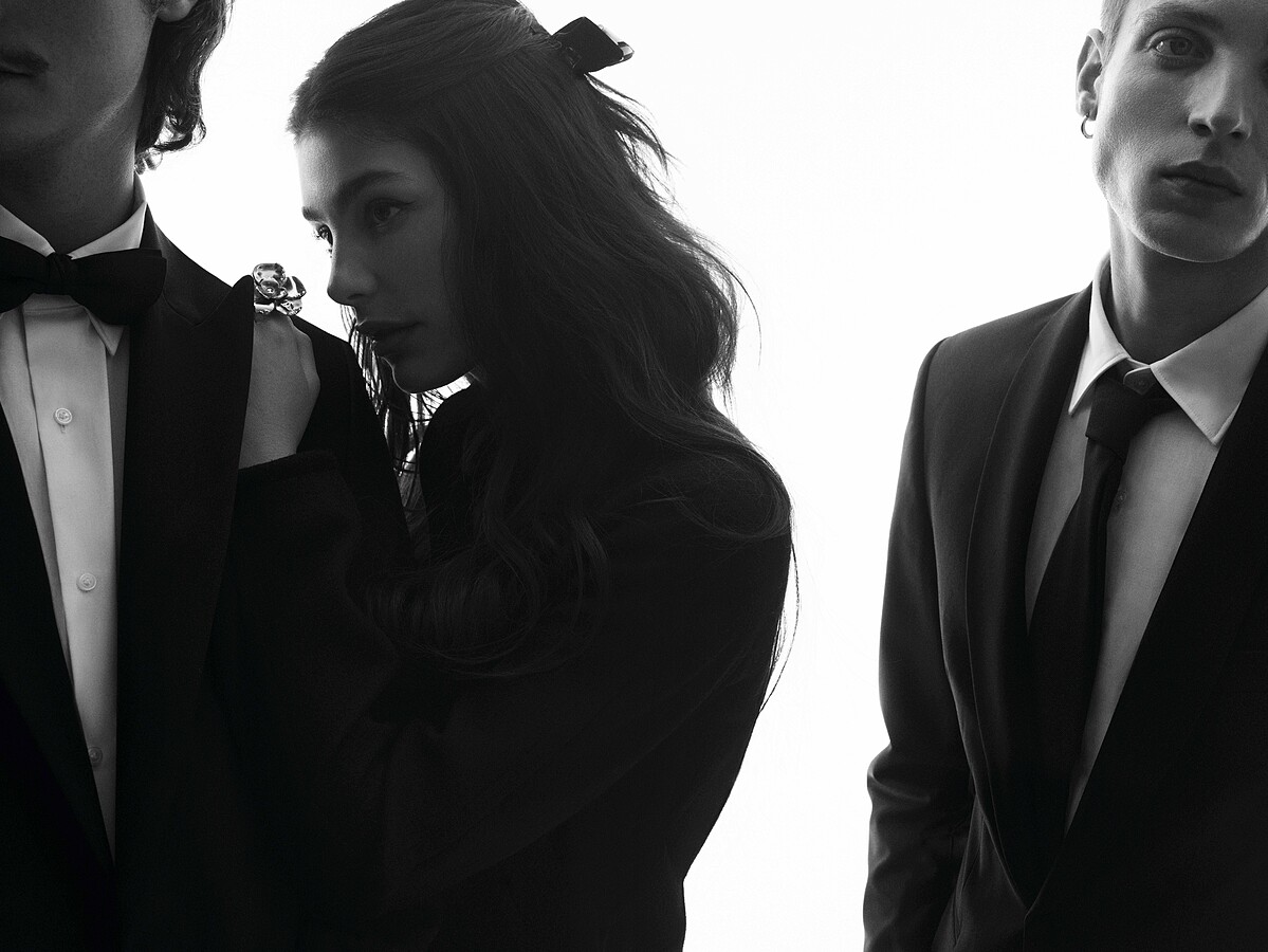 香奈兒 2024/25 秋冬前導系列形象黑白廣告,由知名攝影師卡里姆.薩德利(Karim Sadli)掌鏡。