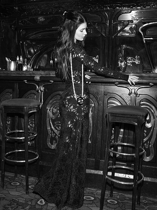 香奈兒 2024/25 秋冬前導系列形象黑白廣告是由卡蜜拉.莫羅尼(Camila Morrone)擔任主演。