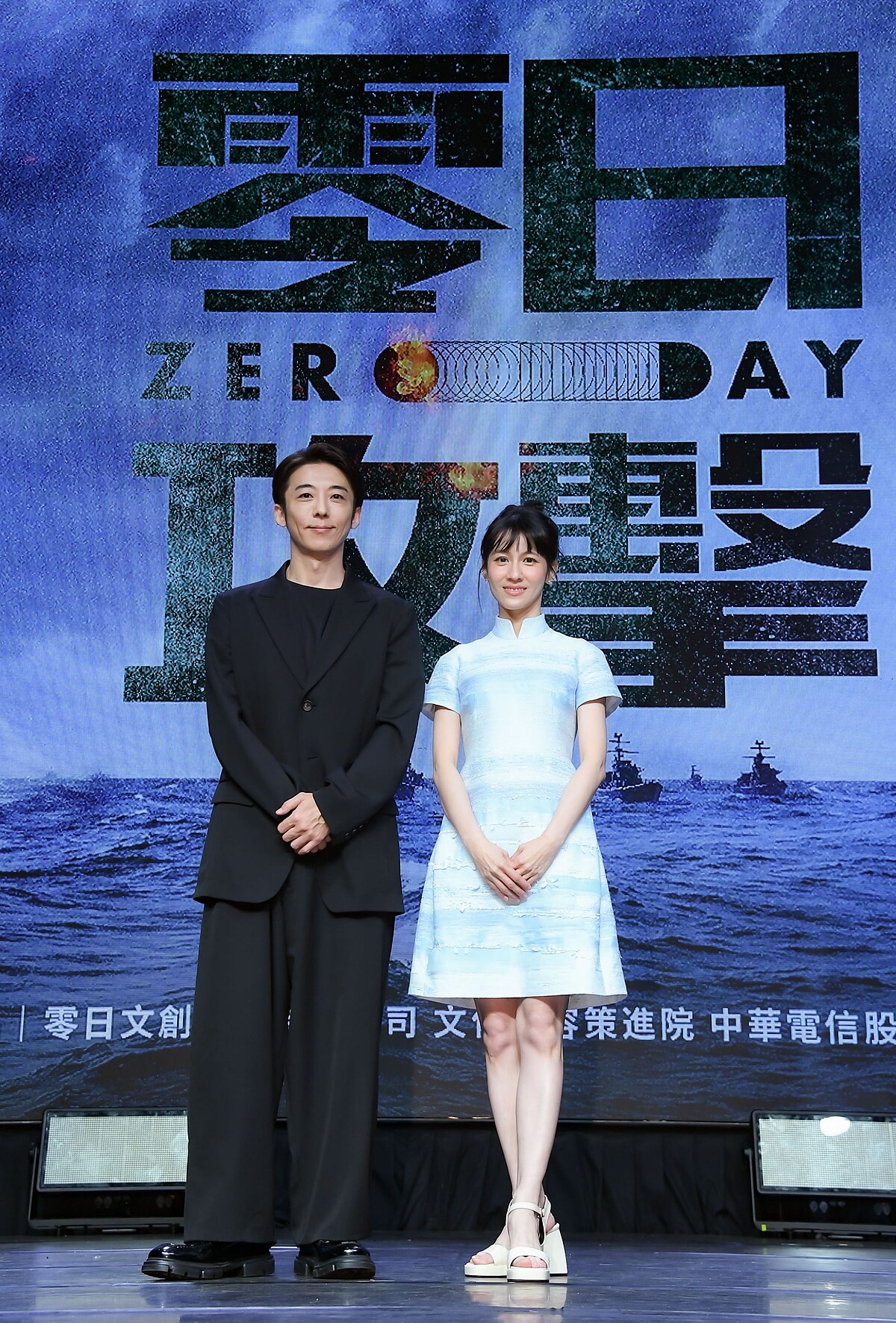 高橋一生(左)與連俞涵(右)在劇中曾是戀人,在戰爭一觸即發的時刻再相逢。