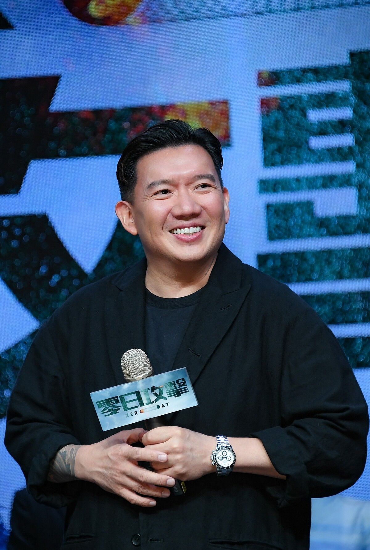 杜汶澤首度演出台劇,劇中化身知名網紅「強哥」。