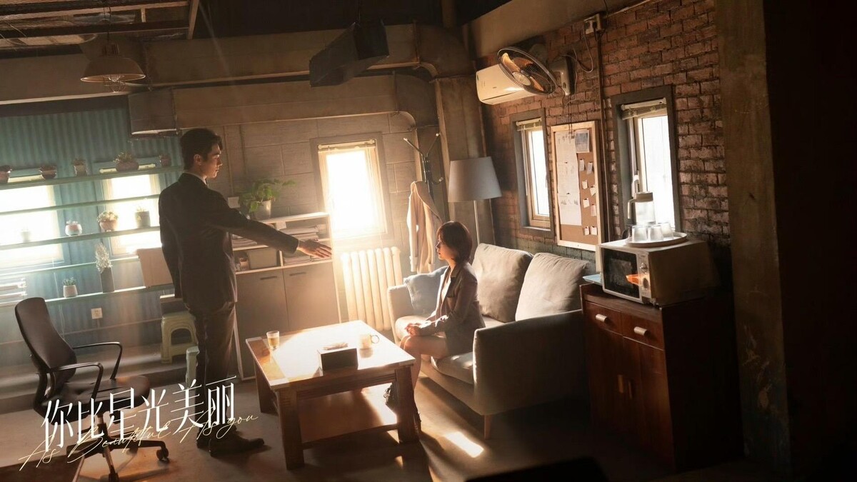 《你比星光美麗》原著中的男女主角是棋逢敵手的雙強組合。