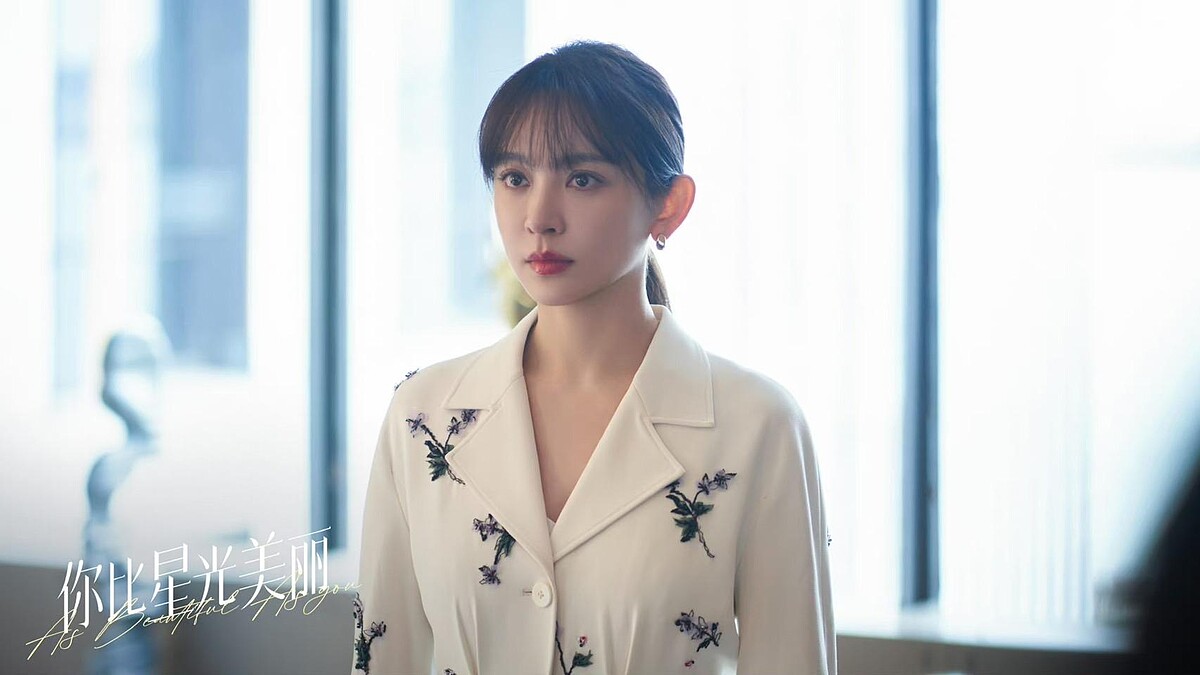 施詩本人僅34歲,但劇中超有年代感的穿搭讓她看起來老了10歲。