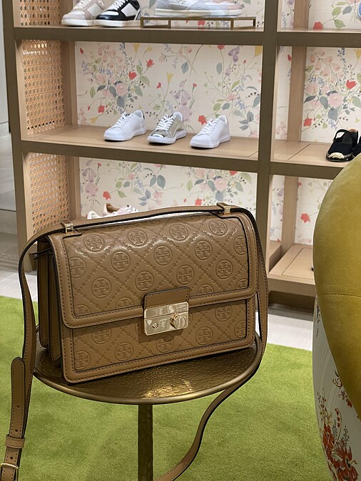 T Monogram Leather 單肩包，NT$24,900。