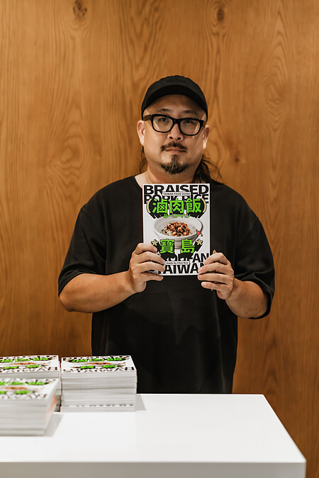 曾任多年流行雜誌編輯的作家 Chez Kuo。