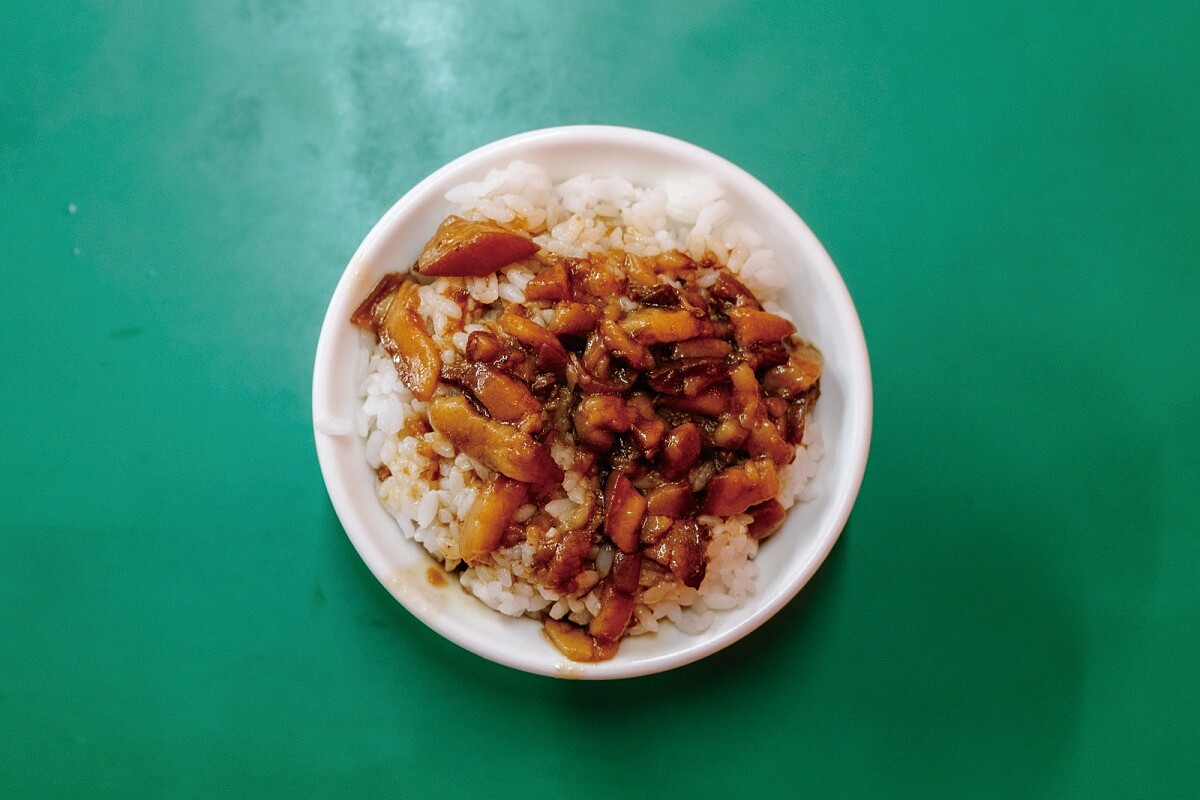 以1：1的比例拍攝下滷肉飯大小，宛如身歷其境窺見碗中細節。