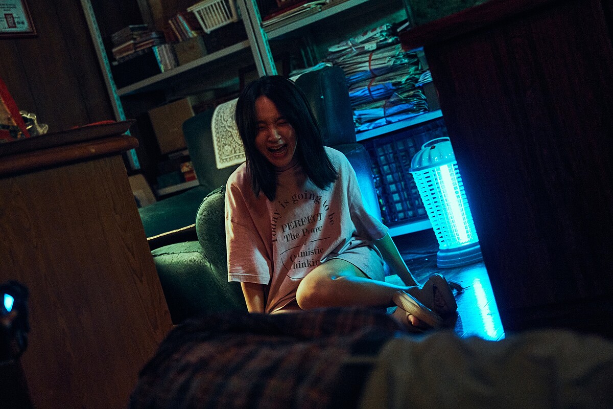 《都市懼集》李沐發現鄰居阿伯倒臥家中