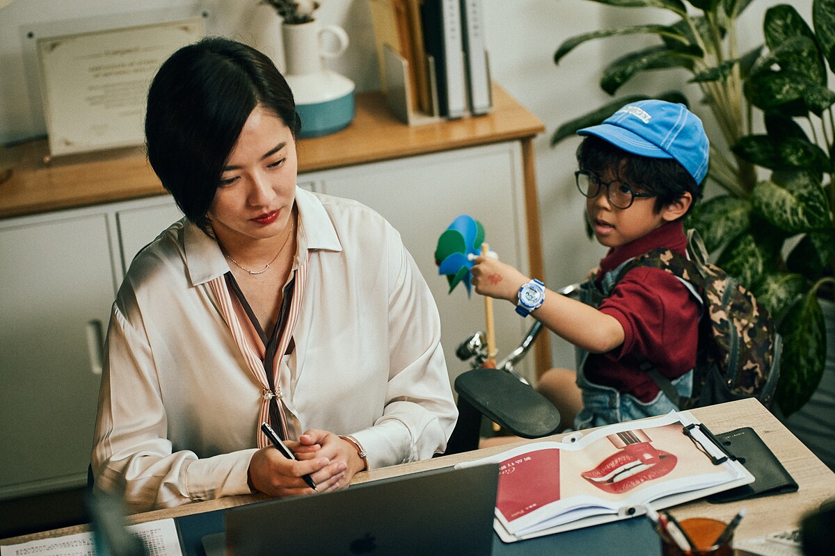 《都市懼集》周采詩帶兒子上班卻疏於看管