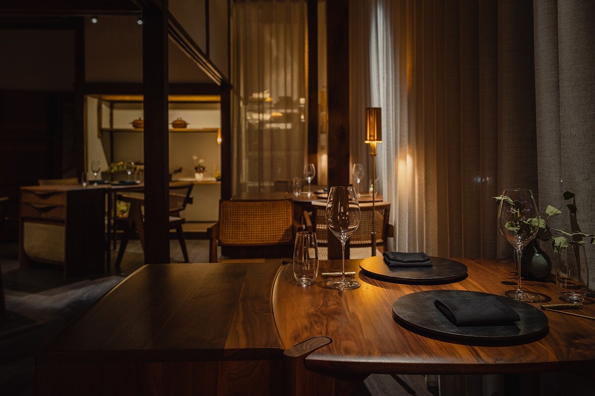 帶有優雅的弧線與雕塑般的工藝技法的「Liipo studio」胡桃木傢俱,與老屋的緣側、欄間交織重疊。