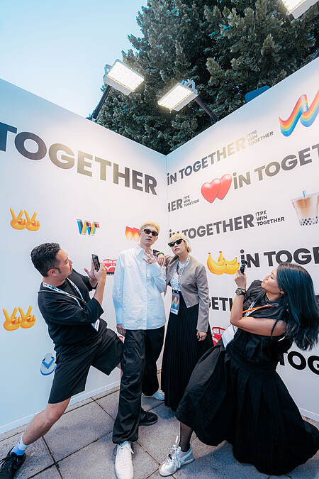 DJ QuestionMark（左二）、VJ feiiic（左三）與演出團隊成員