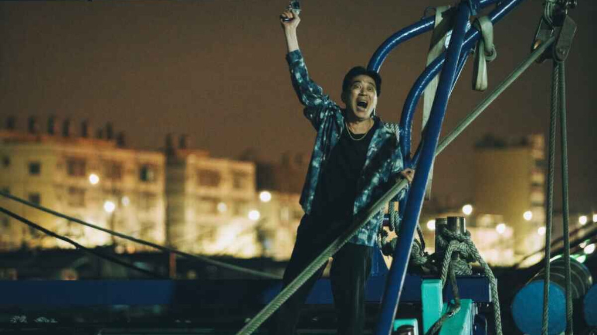 賴打對空鳴槍引走所有警察的注意力。