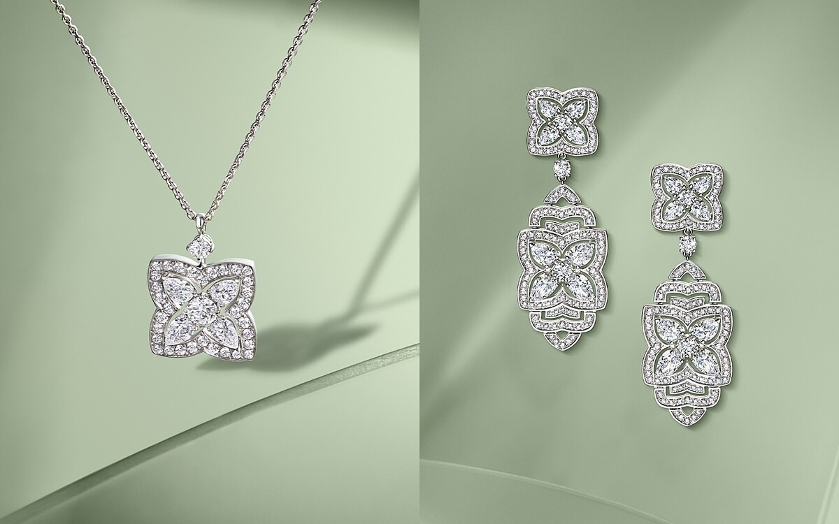 （左起）Enchanted Lotus 18K白金鑽石吊墜項鍊，由梨形切割鑽石和密鑲圓形明亮式切割鑽石打造而成；Enchanted Lotus高級珠寶鑽石雞尾酒耳環，鑽石總重約5.47克拉，De Beers。