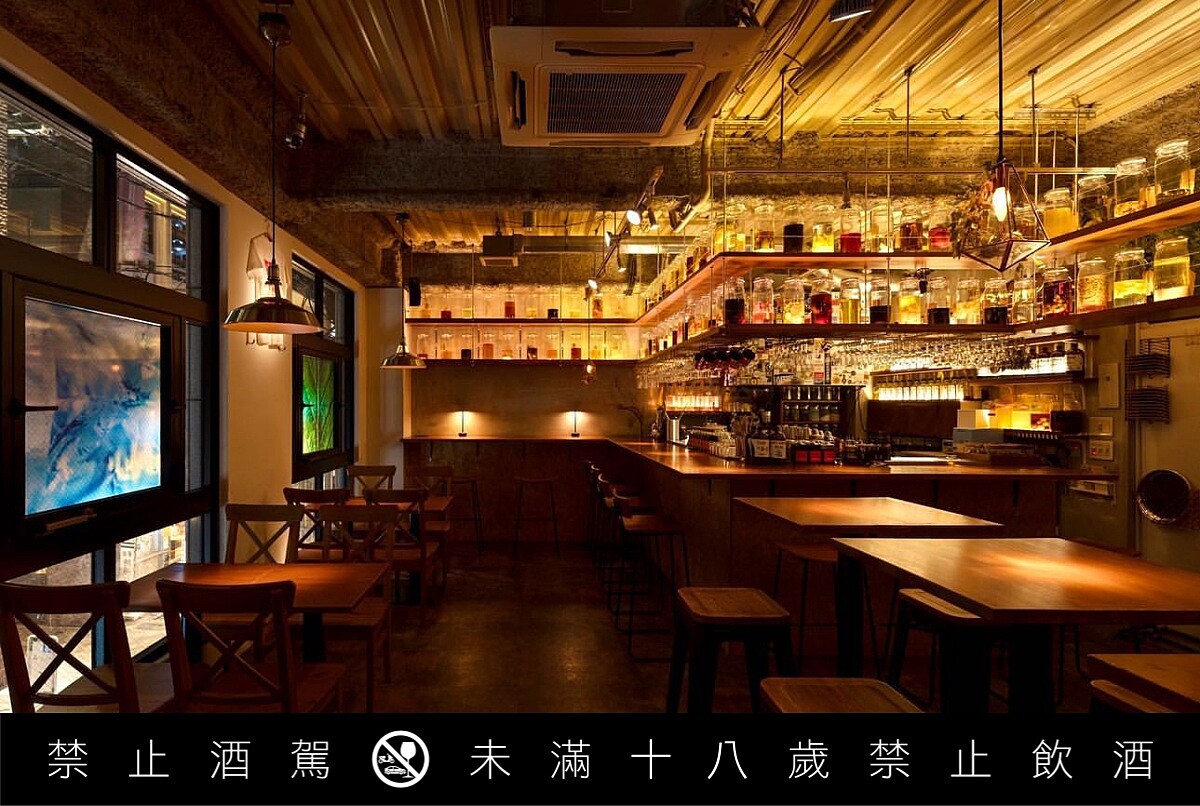 空間有浸漬著各式各樣古怪東西的玻璃罐。