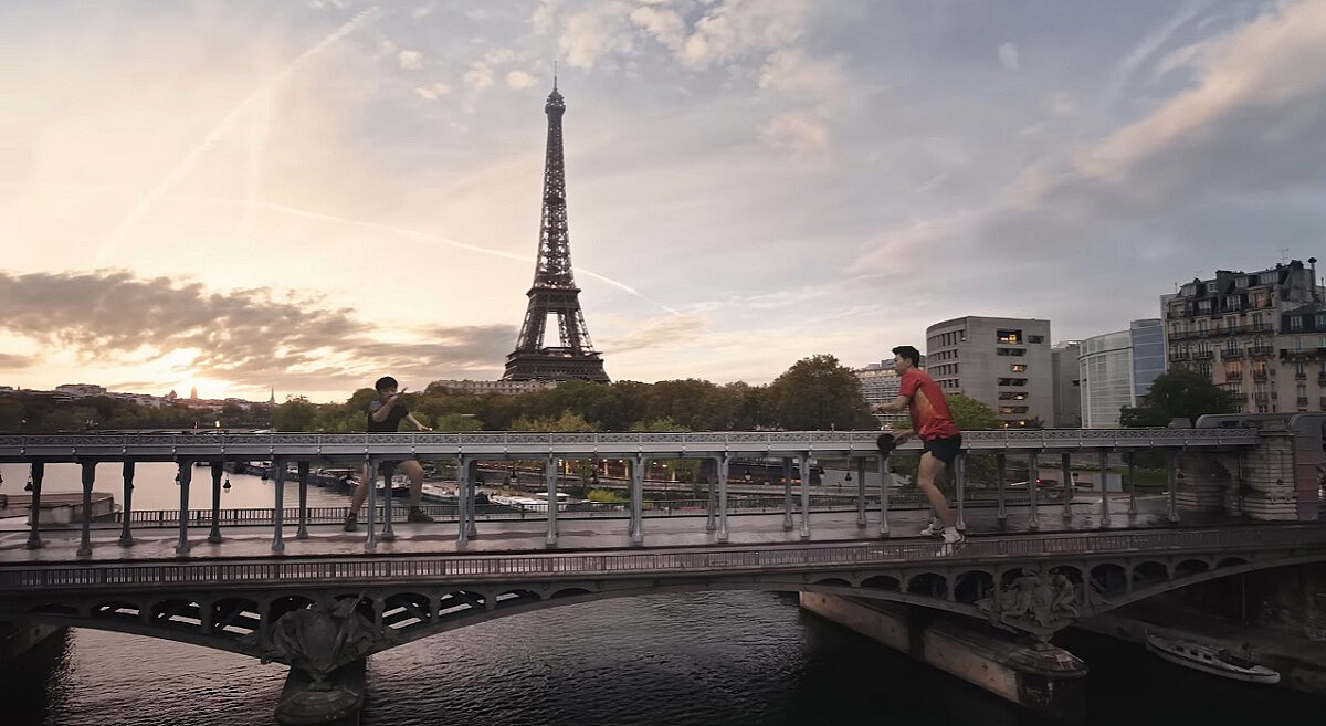 廣告透過縮小地景比例，結合運動選手的爆發力。