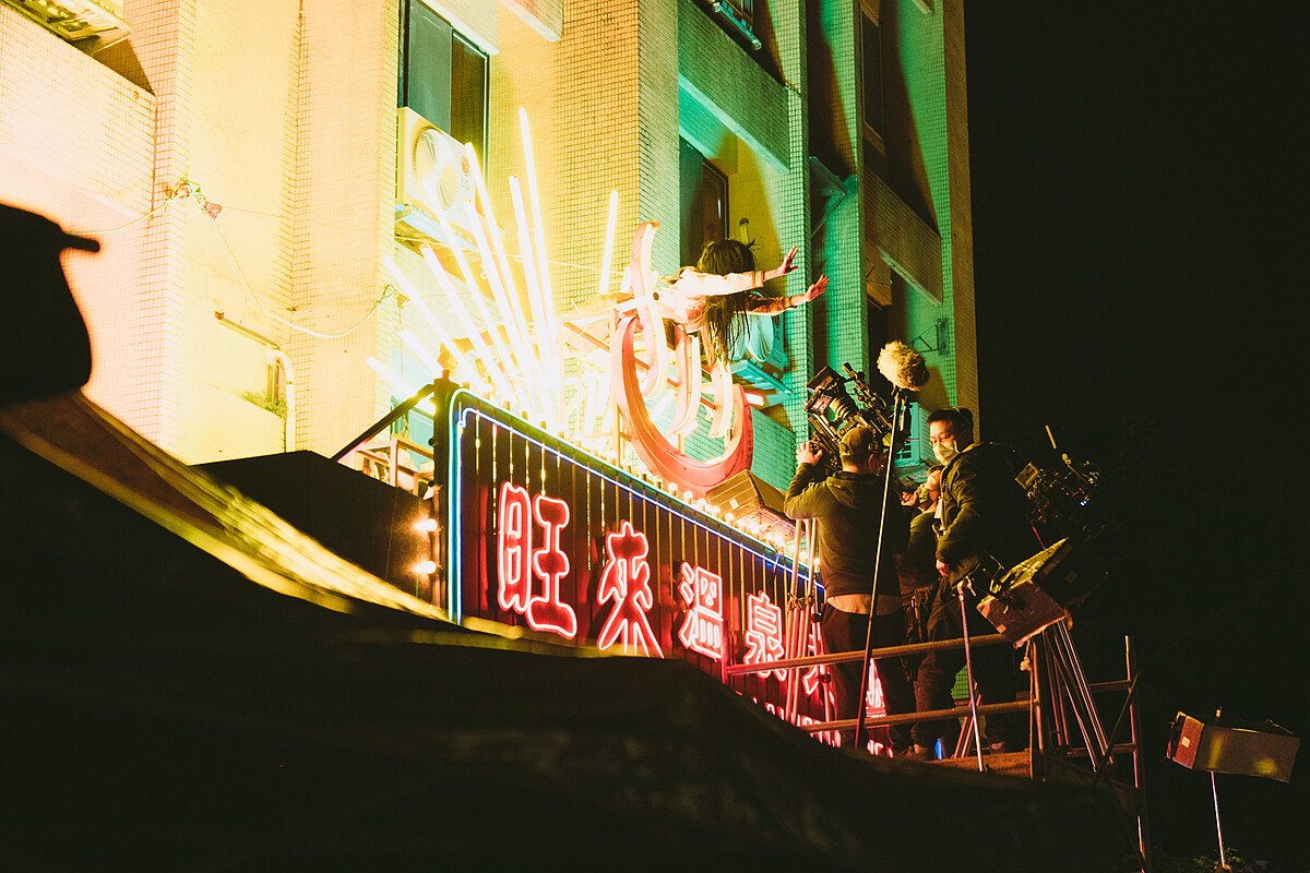  《鬼才之道》王淨克服恐懼拍攝掉落在招牌的畫面。