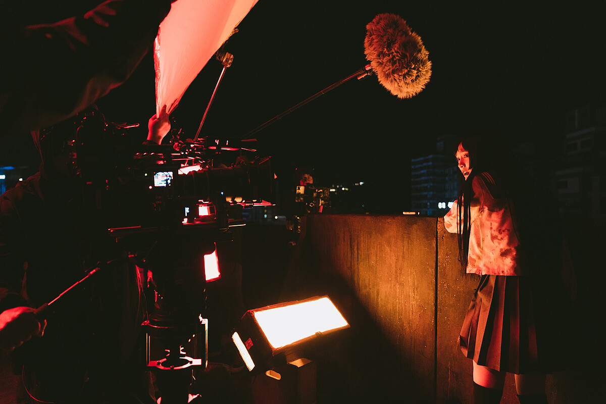 王淨準備拍攝跳樓大喊的戲