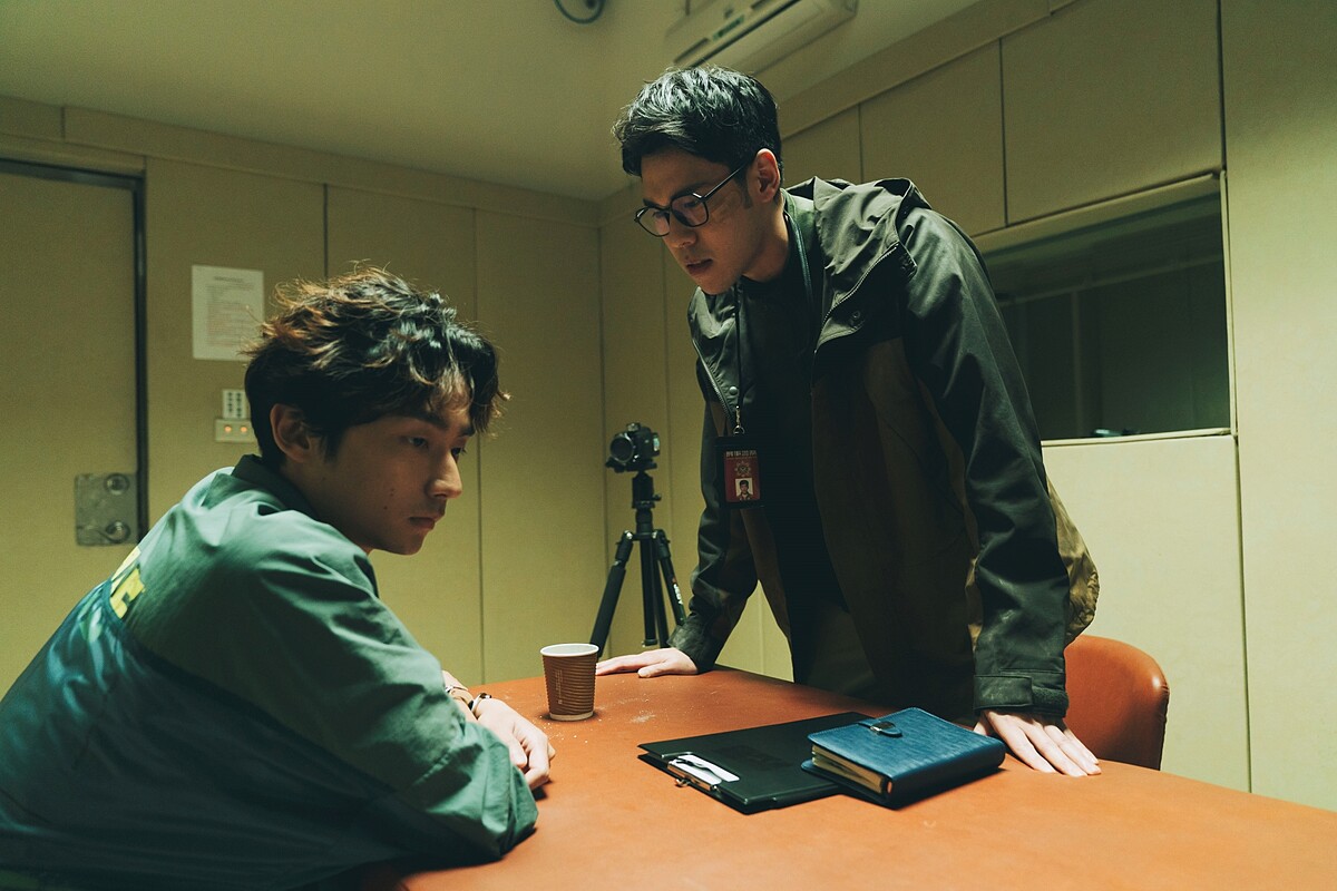 周予天(右)和大鶴在偵訊室上演攻防精采對手戲。