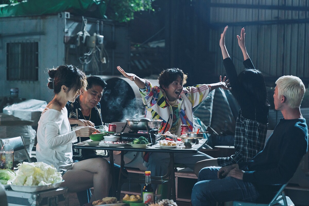 《塑膠花》故事圍繞著愛跟救贖,「花車五人組」吳慷仁、李沐、大鶴、高捷、陽靚逃亡過程中也逐漸建立起家人般情感。