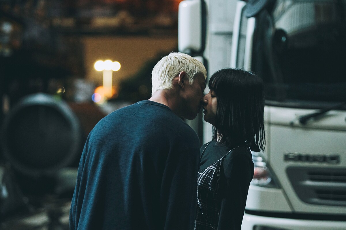 吳慷仁和李沐在《塑膠花》上演浪漫吻戲