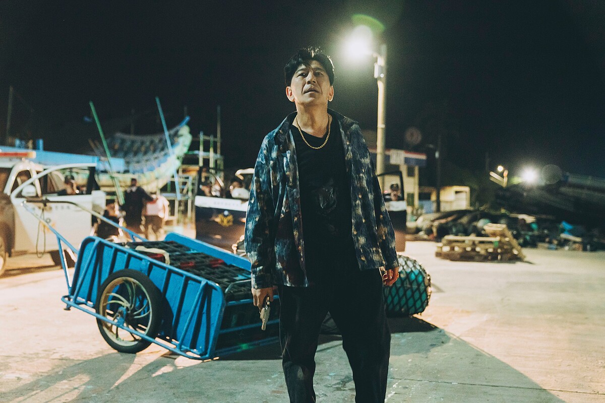 高捷衝出碼頭跟大批警力對峙,最後一刻眼前閃過西施穿著美豔秀服跳鋼管的模樣,面帶笑容迎接亡命人生的終點。