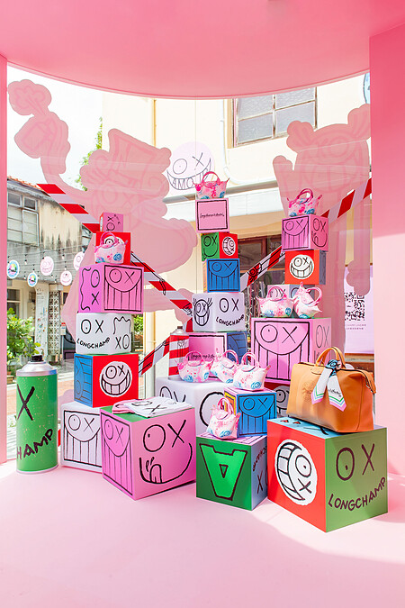 LONGCHAMP & ANDR&Eacute; 藝術系列，推出不少可愛的聯名款，讓人忍不住收藏。