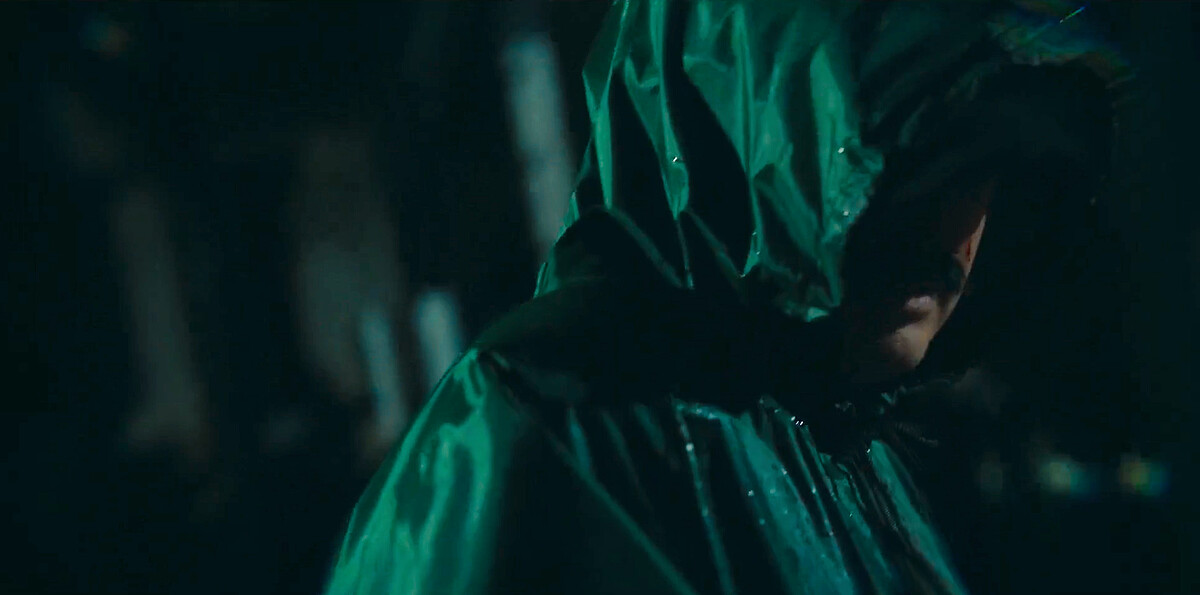 殺手回頭看高羅昕，嘴上有濃密小鬍子