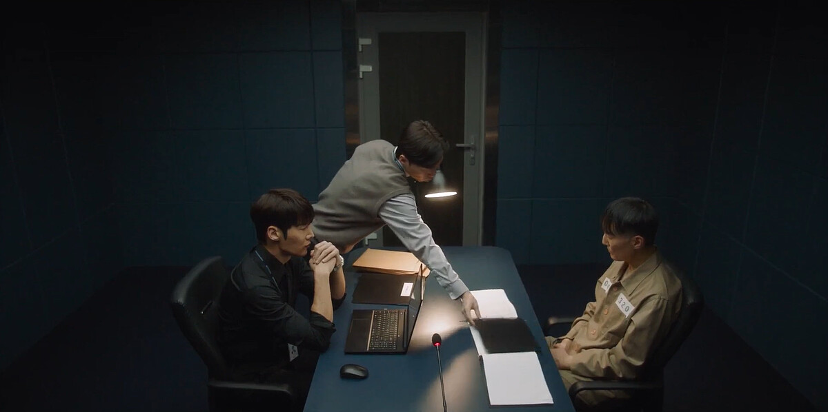 搜查官(中)指出證據，要白院長(右)認浮報止痛劑用量