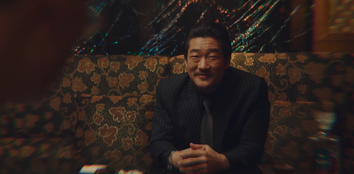 夜店老闆開心答應潑硫酸讓林順住院，要求提供更多止痛劑貼片作為代價，所以白院長是知情的