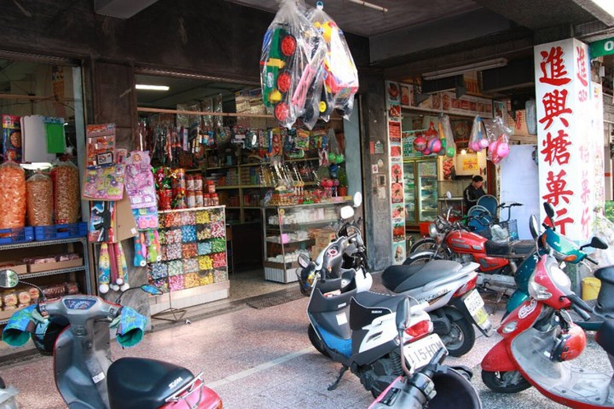 民權路上的柑仔店。