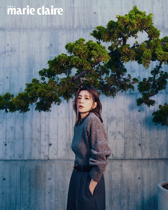 淺色毛衣、鐵灰色長褲、動物裝式皮帶、純銀鍍金裝飾項鍊,all by Bottega Veneta。