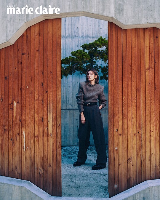 淺色毛衣、鐵灰色長褲、動物裝式皮帶、切爾西靴、純銀鍍金裝飾項鍊,all by Bottega Veneta。