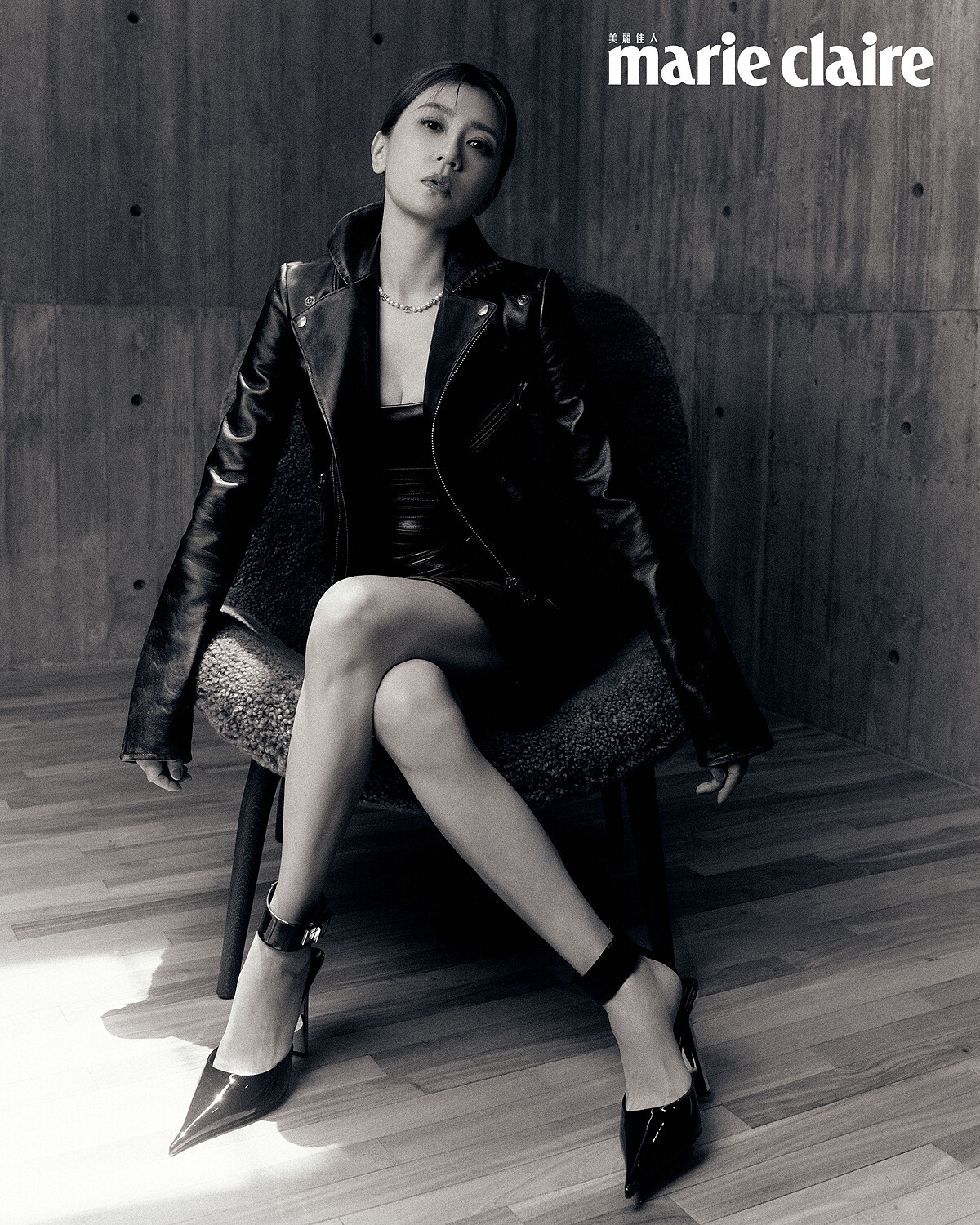 黑色束腰皮革連身裙、黑色高跟鞋，both by Versace；黑色皮革高領夾克，Prada；MY LV人造珍珠項鍊，Louis vuitton，