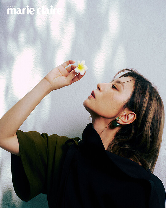 拼接結構長裙、純銀鍍金裝式耳環,both by Bottega Veneta。