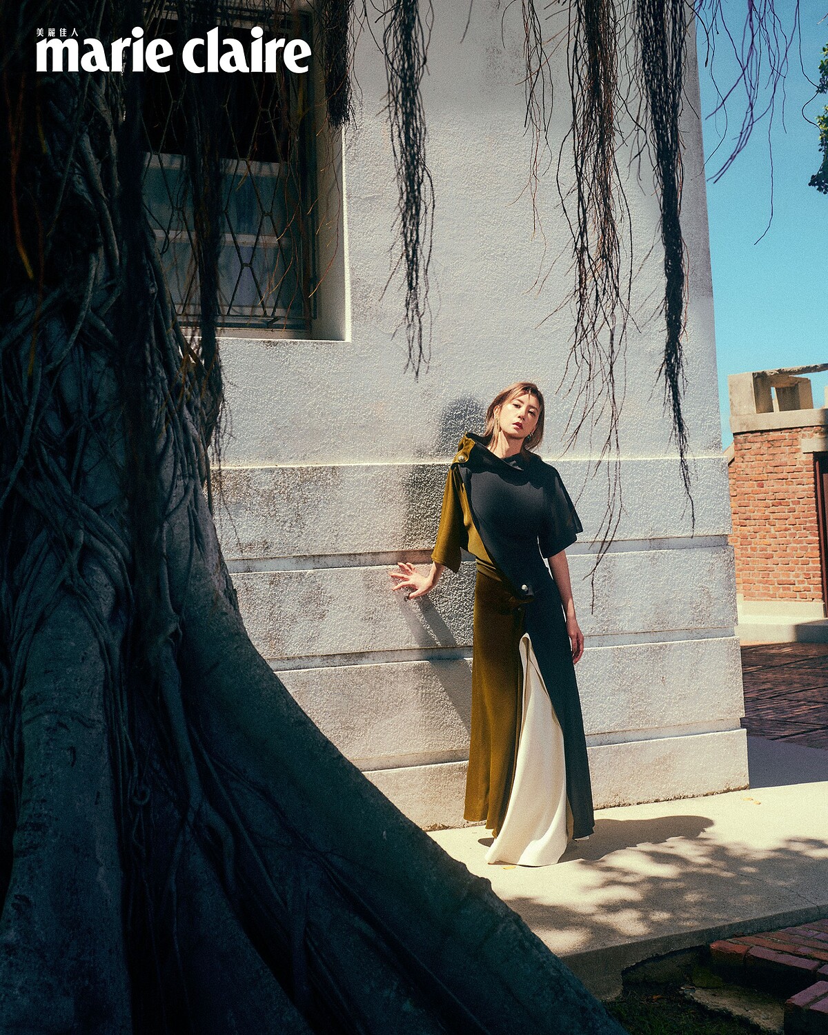 拼接結構長裙、尖頭高跟鞋、純銀鍍金裝式耳環，all by Bottega Veneta。