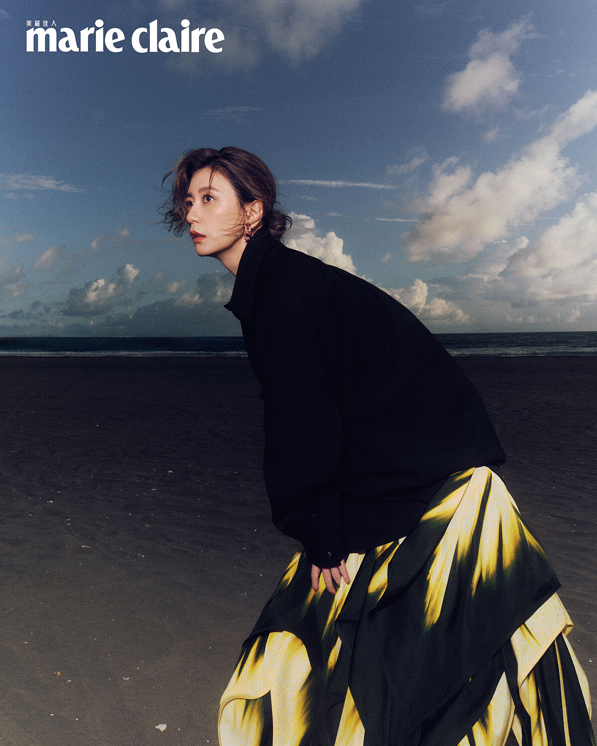 黑色休閒襯衫、印染休閒長裙、純銀琺瑯造型耳環，all by Bottega Veneta。