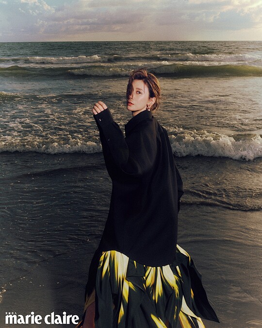 黑色休閒襯衫、印染休閒長裙、純銀琺瑯造型耳環,all by Bottega Veneta。