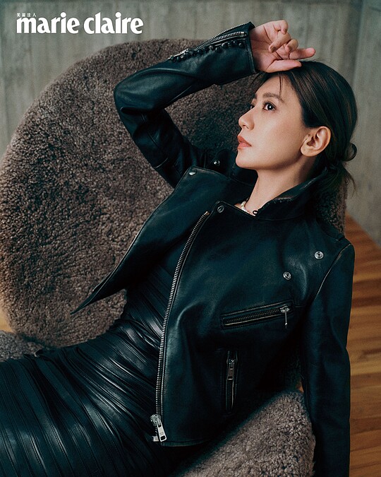 黑色束腰皮革連身裙 by Versace;黑色皮革高領夾克,Prada;MY LV人造珍珠項鍊,Louis vuitton,